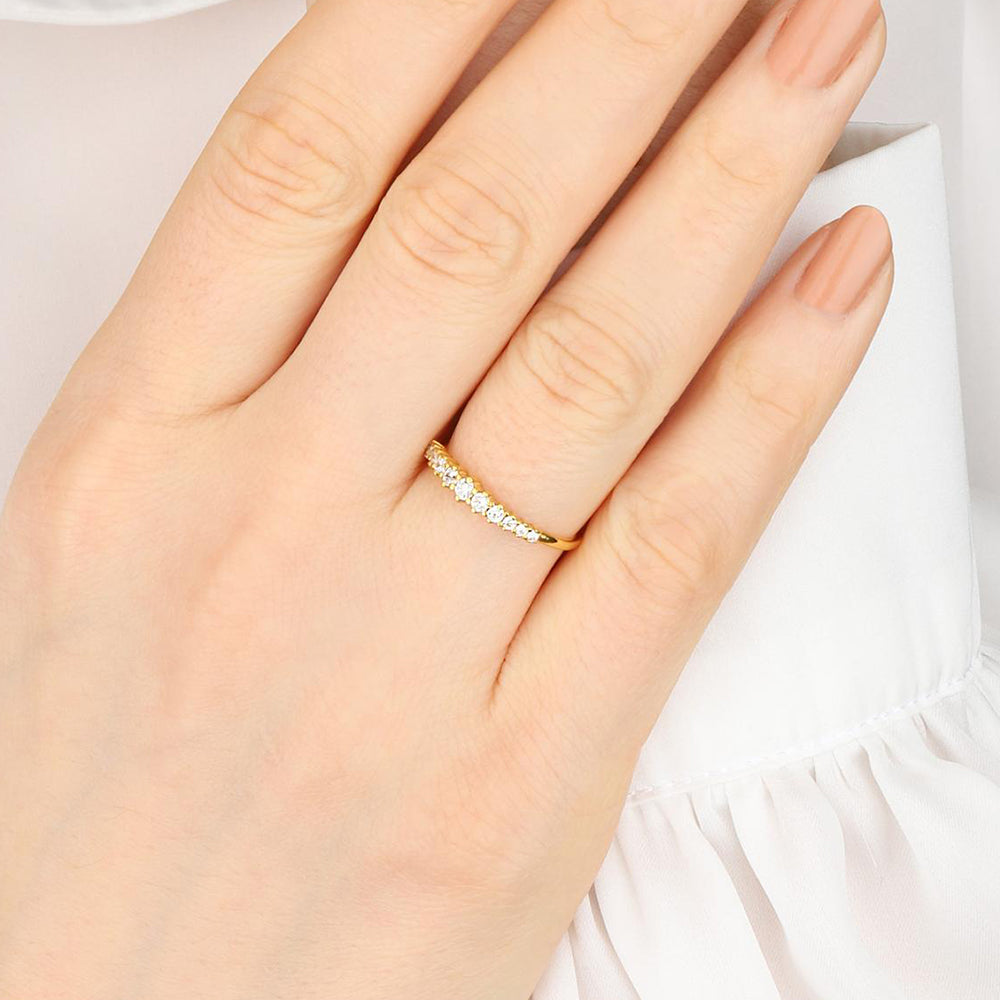 Graduated Diamond Wedding Band
